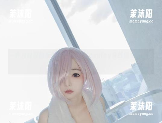 Kitkat Cosplay 一件白衬衫的反叛:Kitkat Cosplay在线图集的另类视角